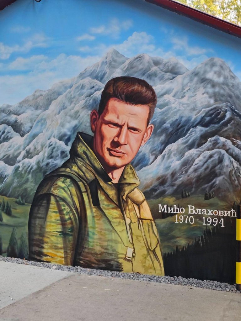 Fotografija: Poručnik Vojske Republike Srpske Mićo Vlahović dobija mural u Aleksandrovu