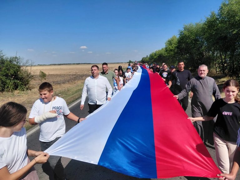 Banatska trobojka duga 200 metara: Kako su Nova Crnja i Žitište spojili srca na Janoševcu