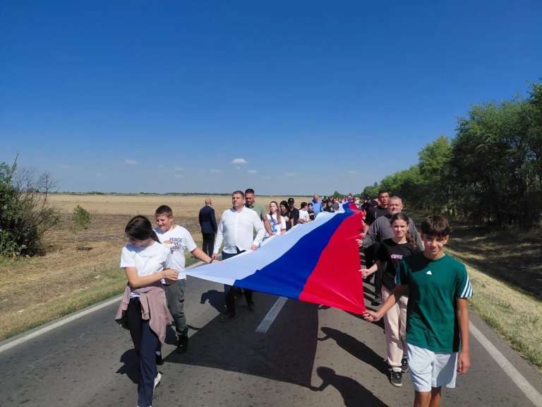 Fotografija: Banatska trobojka duga 200 metara: Kako su Nova Crnja i Žitište spojili srca na Janoševcu