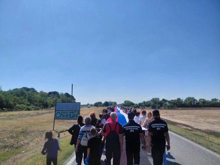 Fotografija: Banatska trobojka duga 200 metara: Kako su Nova Crnja i Žitište spojili srca na Janoševcu