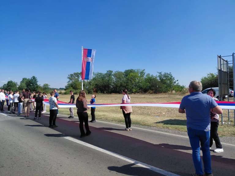 Fotografija: Banatska trobojka duga 200 metara: Kako su Nova Crnja i Žitište spojili srca na Janoševcu